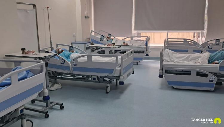 POURSUITE DE L'OPÉRATION DE LA CATARACTE ET DU PTÉRYGION DANS LA RÉGION RURALE DE FAHS-ANJRA  Lancée par la Fondation Tanger Med vers la fin de 2023, l'opération de dépistage et de traitement de la cataracte et du ptérygion se poursuit activement dans la région de Fahs-Anjra, au nord du Maroc. Cette initiative vise à lutter contre les troubles visuels, particulièrement répandus dans les zones rurales où l'accès aux soins est limité.  À ce jour, 121 personnes ont bénéficié d'une intervention chirurgicale, le